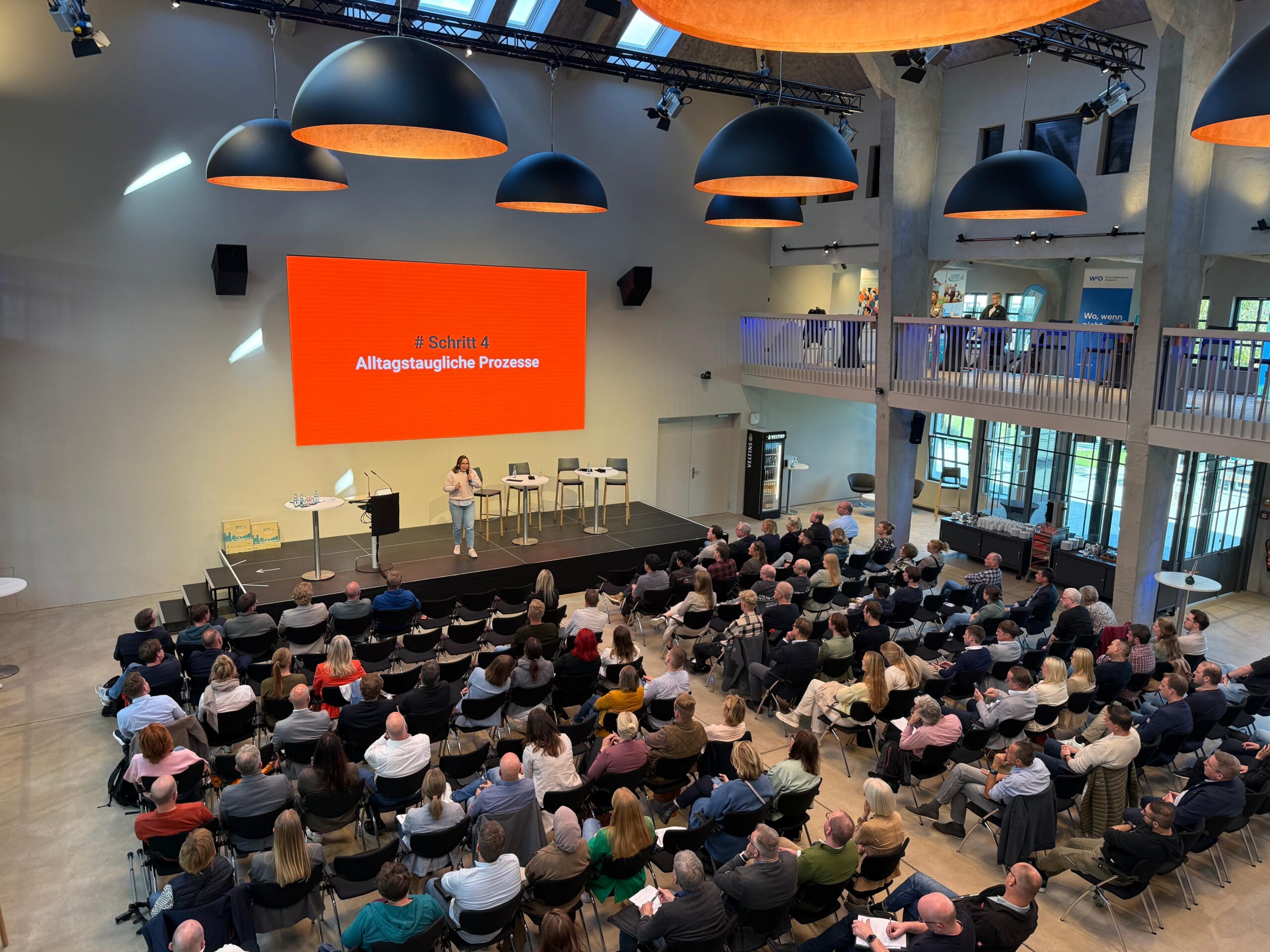 Vortrag von Rinker & Rinker beim Fachkräftetag in Osnabrück vor großem Publikum zu Wissenstransfer und Fachkräftegewinnung.