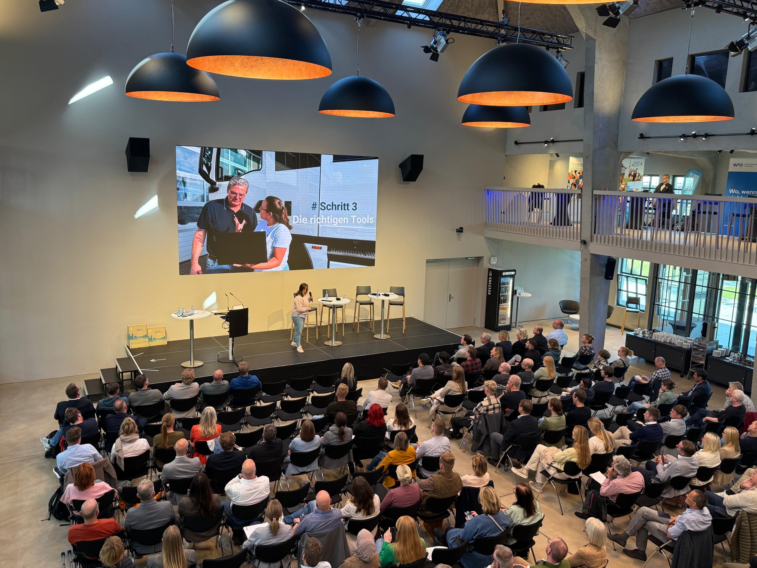Anna-Lea und Ann-Christin Rinker im Austausch mit Teilnehmenden bei einem Workshop oder Vortrag zum Generationenmanagement.