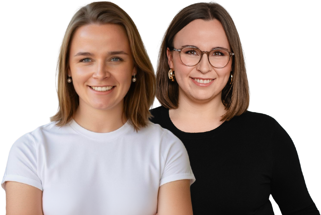 Anna-Lea und Ann-Christin Rinker, Gründerinnen von Rinker & Rinker, lächeln in einem professionellen Portrait vor neutralem Hintergrund.