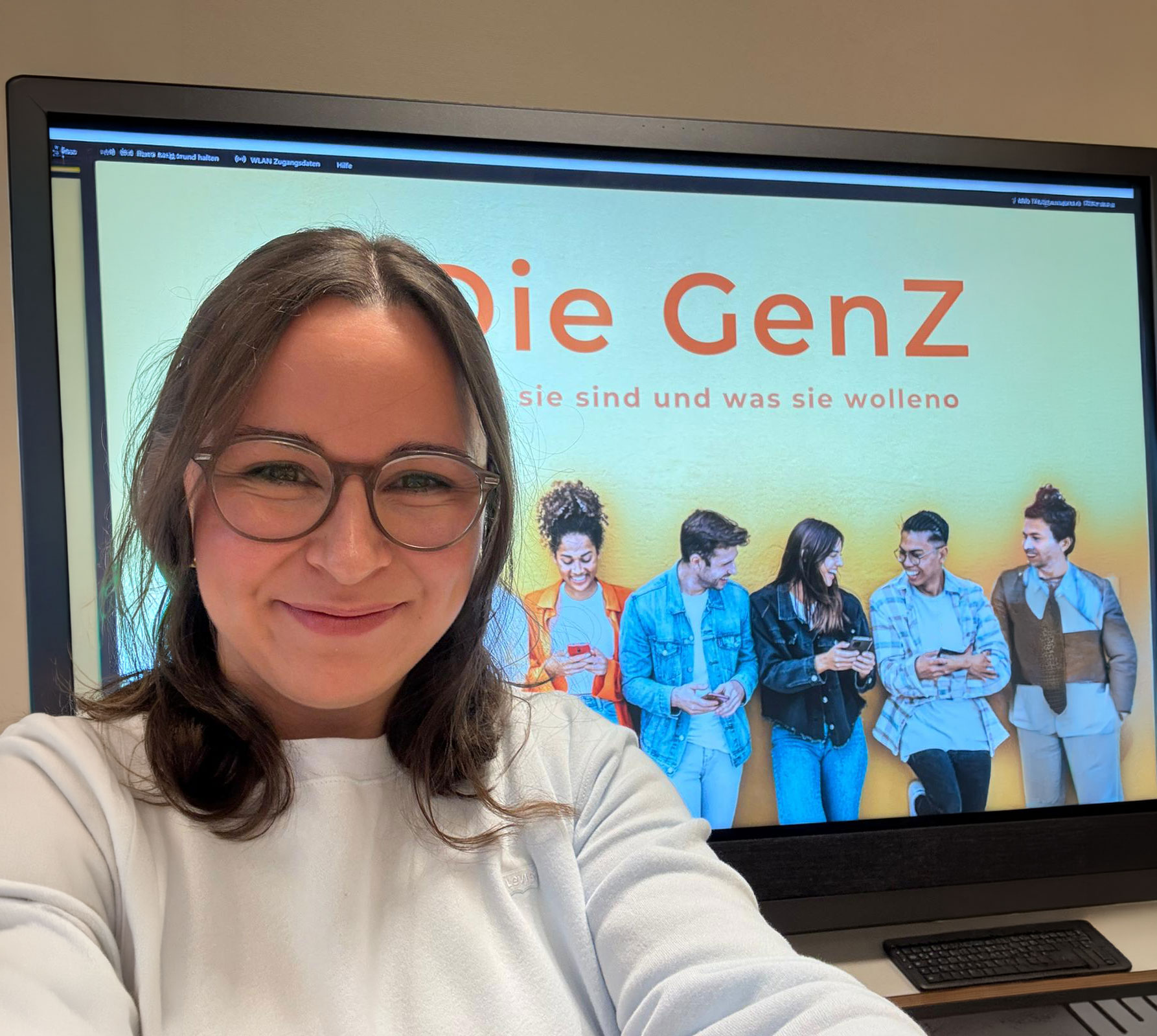 Ann-Christin im Teammeeting bei der Zusammenarbeit im Unternehmen.