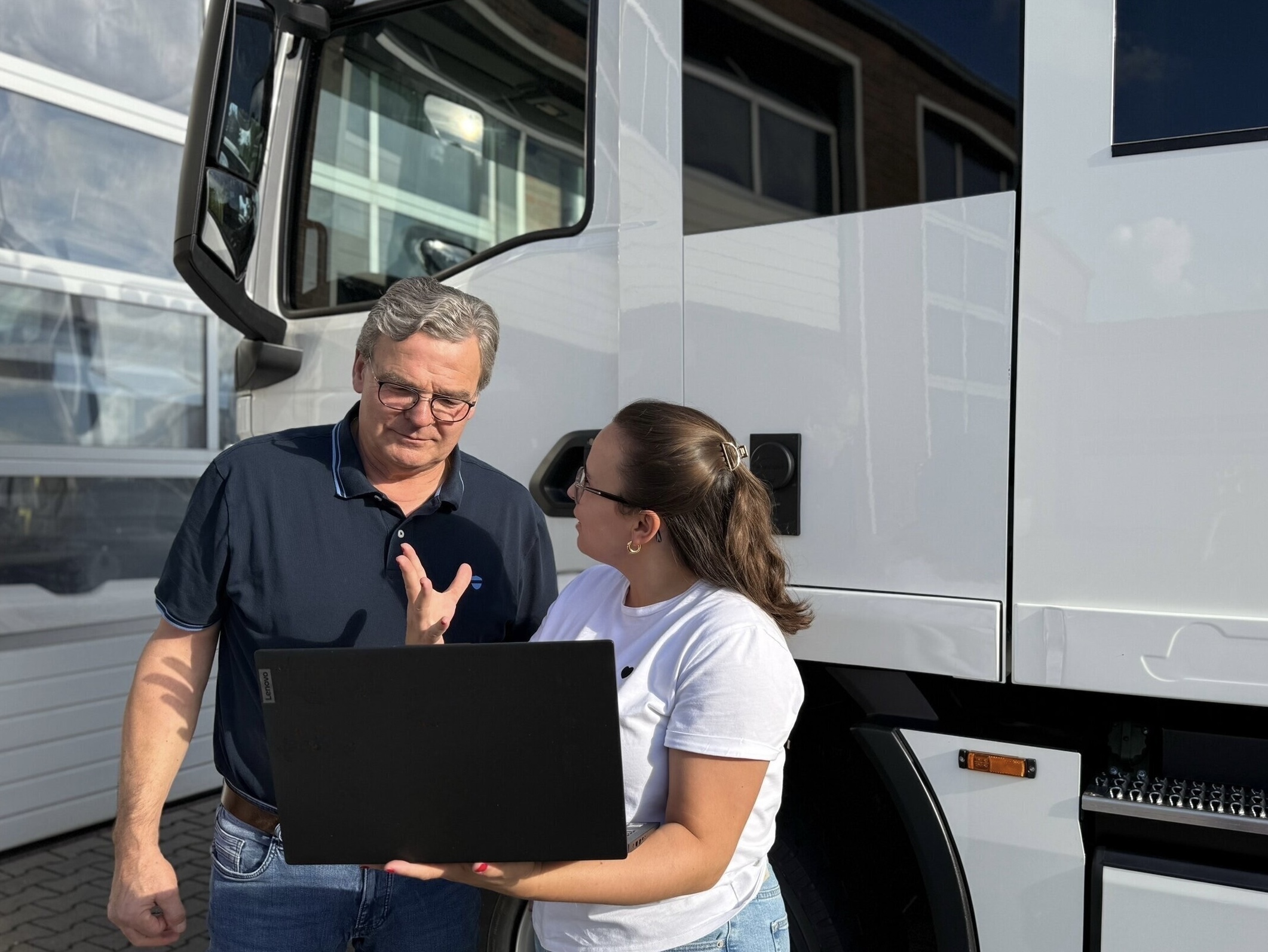 Ältere Herr und Ann-Christin im Austausch über Unternehmensnachfolge und generationsübergreifende Zusammenarbeit.