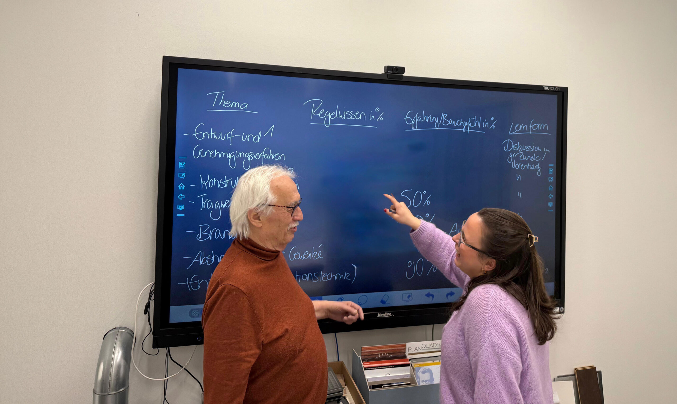 Mitarbeitende im Workshop zum generationsübergreifenden Austausch und Wissenstransfer im Unternehmen.
